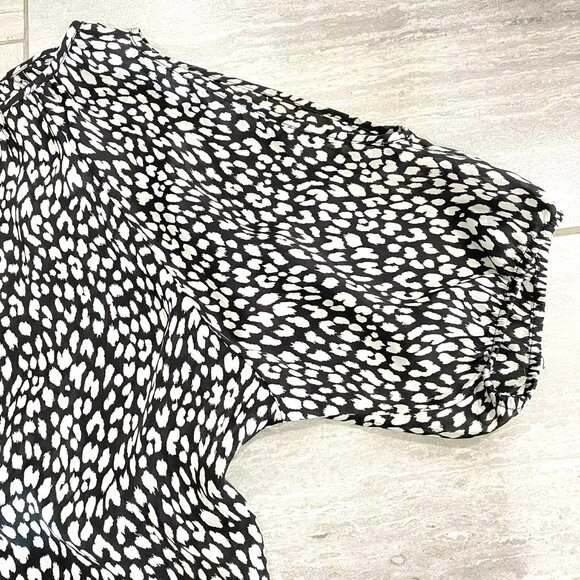 Express Women's Black and White Relaxed Fit Cold Shoulder Blouse Top Size XS/TP - Picture 6 of 9